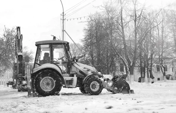 Maszyna śnieg z wiadro odkryty ulica miasto — Zdjęcie stockowe