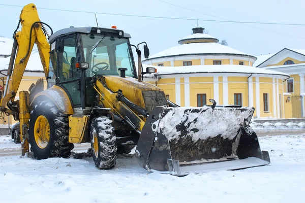 Трактор для уборки снега припаркован на городской улице — стоковое фото