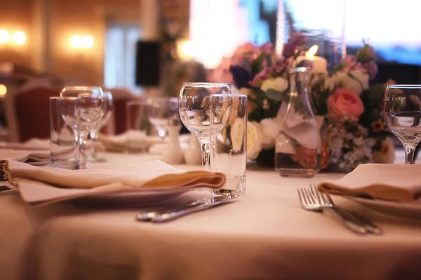 Glas wijn glazen op tafel geserveerd in het restaurant — Stockfoto