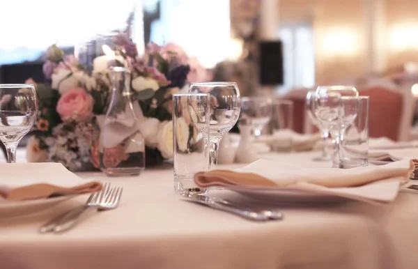 Wijnglazen op tafel geserveerd voor de opvang in de v — Stockfoto