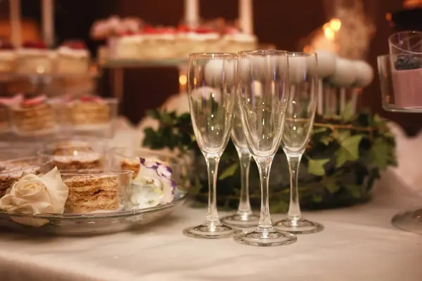 Glas wijn glazen op tafel geserveerd in het restaurant — Stockfoto