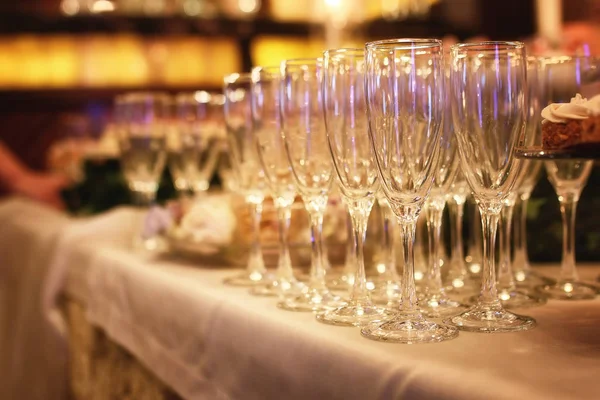 Glas wijn glazen op tafel geserveerd in het restaurant — Stockfoto