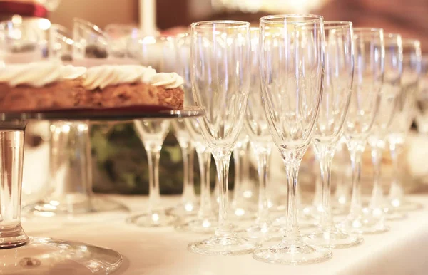 Wijnglazen op tafel geserveerd voor de opvang in de v — Stockfoto