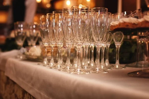 Glas wijn glazen op tafel geserveerd in het restaurant — Stockfoto