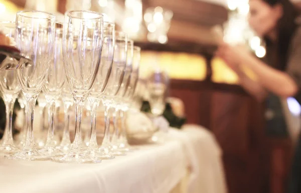 Kieliszki do wina na stole serwowane do odbioru w restau — Zdjęcie stockowe