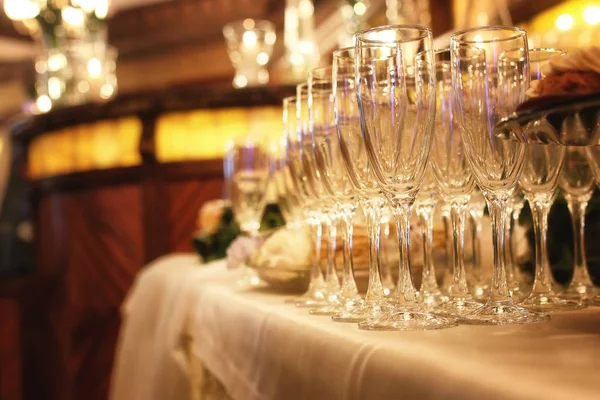 Glas wijn glazen op tafel geserveerd in het restaurant — Stockfoto