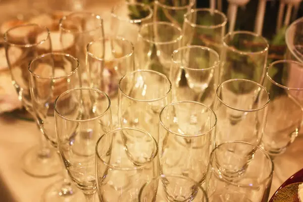 Скляні келихи на столі подаються в ресторані — стокове фото