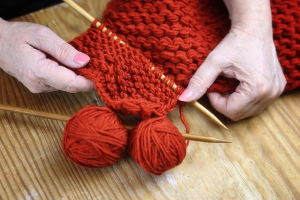 Idős asszony folytató meleg pulóverek, az ő nagy knitting — Stock Fotó
