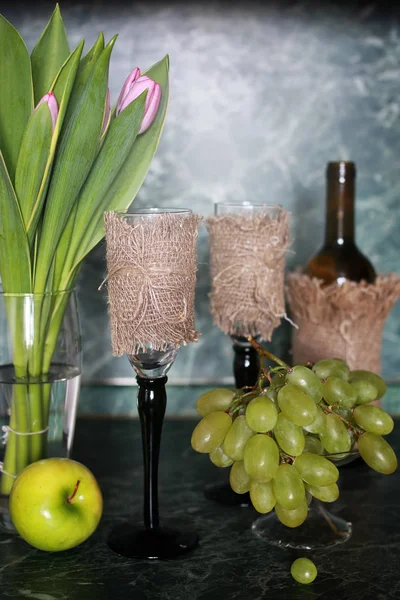 Weinflasche grüne Traube auf Hintergrund — Stockfoto