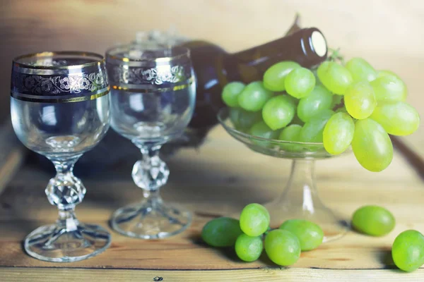 葡萄与葡萄酒瓶书木桌 — 图库照片