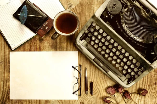 Escritorio escritor con máquina de escribir retro — Foto de Stock