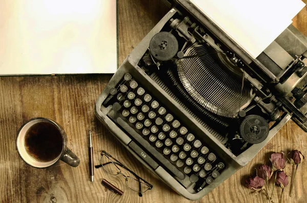 Desktop escritor com retro máquina de escrever — Fotografia de Stock