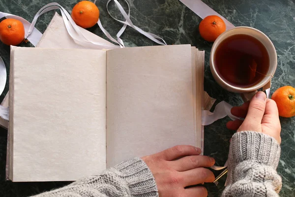 Pages opened vintage book on green marble countertop — Stock Photo, Image