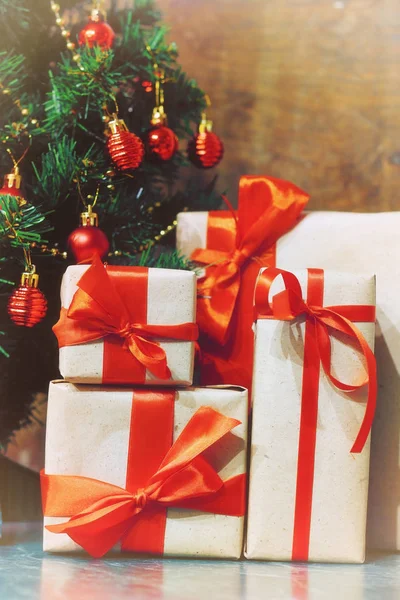 Pile de cadeaux sous un arbre de Noël — Photo