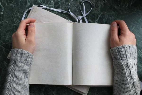 Páginas abriram livro vintage na bancada de mármore verde — Fotografia de Stock