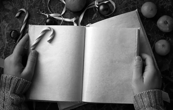 Blank pages opened vintage book on the table — Stock Photo, Image