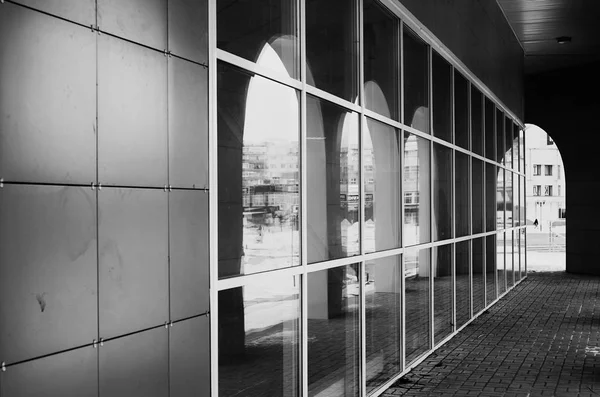 Fekete-fehér építészeti üveg ívek — Stock Fotó