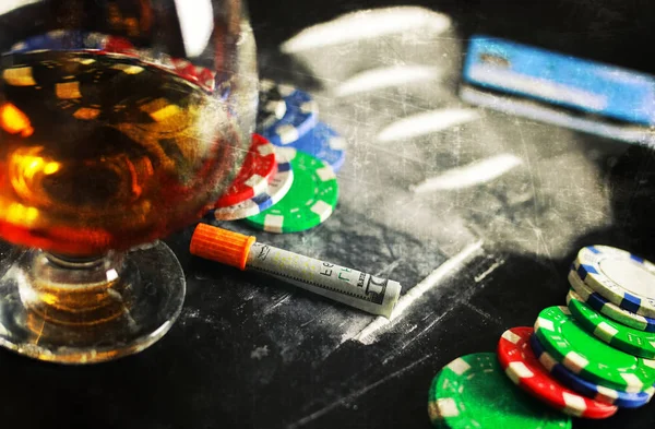 Gratta e vinci concetto di dipendenza cocaina alcol vetro droga — Foto Stock
