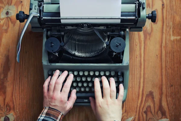 Máquina de escribir mano retro sobre mesa de madera — Foto de Stock