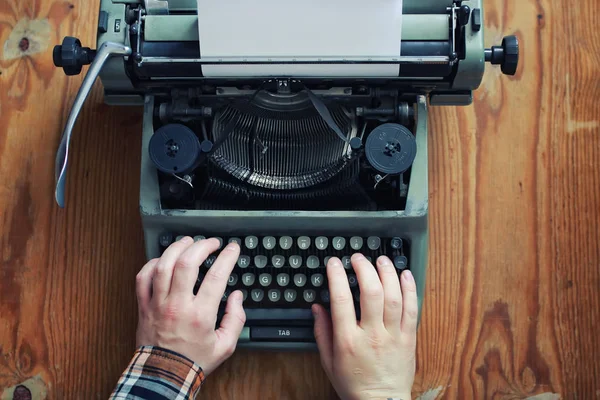 Máquina de escribir mano retro sobre mesa de madera —  Fotos de Stock