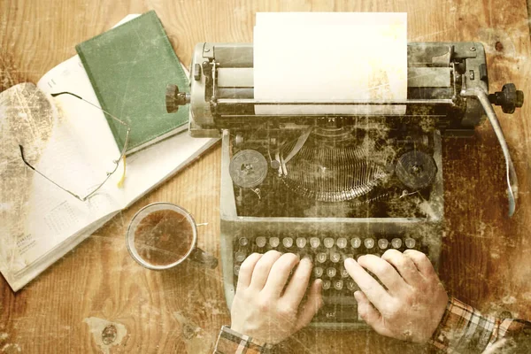 Vieja máquina de escribir foto mesa de madera mano retro — Foto de Stock