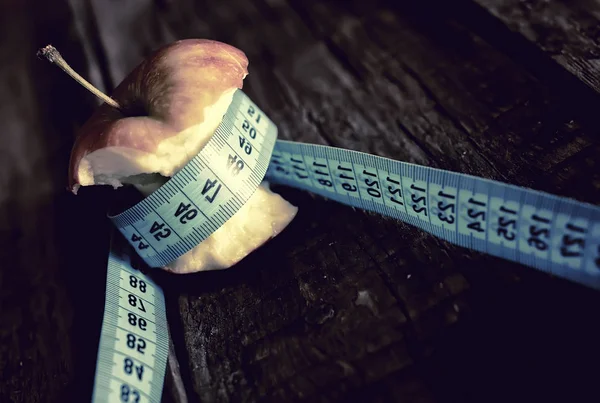 Anorexia magreza medição de maçã — Fotografia de Stock