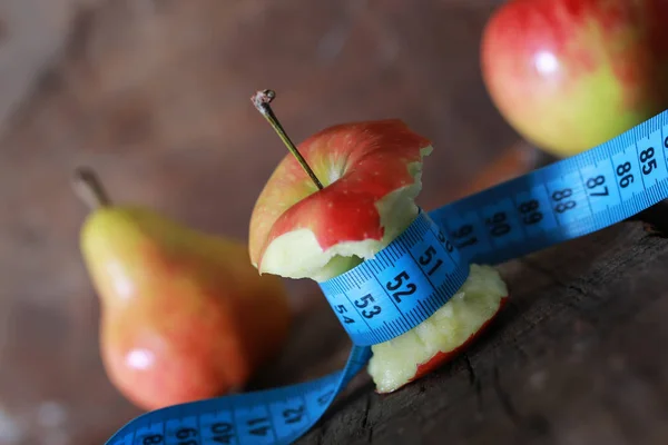 Pomiaru czerwony nadgryzione jabłko — Zdjęcie stockowe