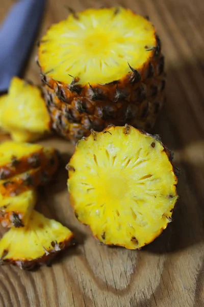 Fette di ananas coltello tagliato — Foto Stock