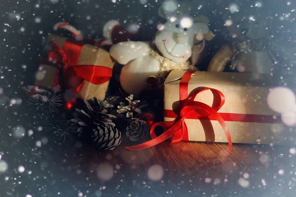 Větve borovice kuželový vánoční dárek hračky — Stock fotografie