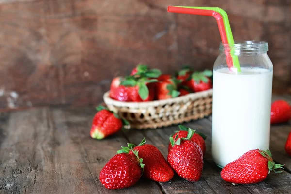 Fresas y leche en un vaso —  Fotos de Stock