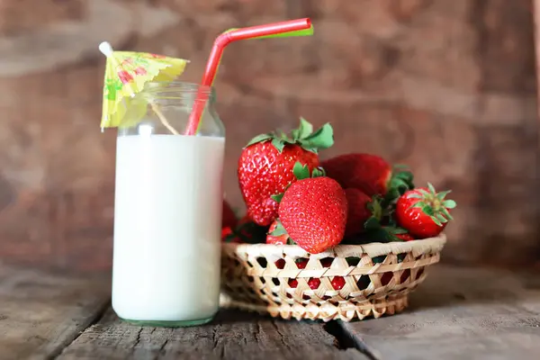 Fresas y leche en un vaso —  Fotos de Stock