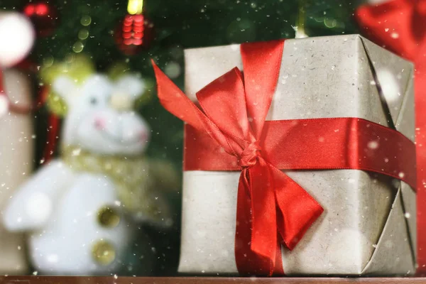 Geschenke unterm Weihnachtsbaum — Stockfoto