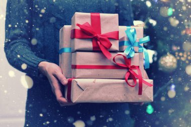 Noel tatili için bir yığın hediye.