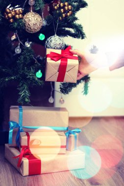 Noel ağacının altında hediyeler