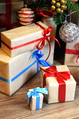 ağaç Noel top altında hediye