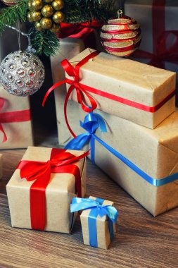 hediye yığın ağacının altında