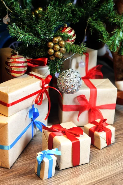 Dárek pod strom vánoční koule — Stock fotografie
