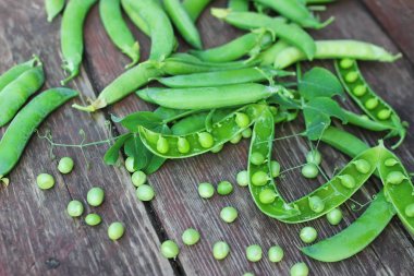 bezelye ahşap arka plan üzerinde