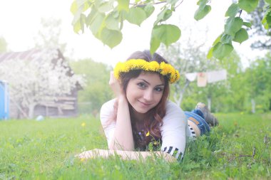 Sarı dandelions çayırda güneşli bir dinlenme kız