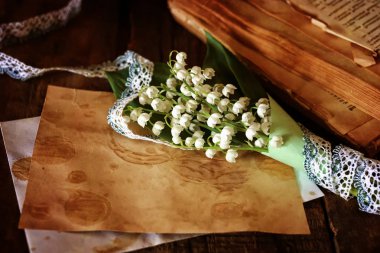 buket lilyum ve retro kitap