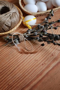 Willow ve ahşap arka plan üzerinde yumurta