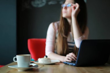 Kız bir kafede kahve notebook ile için