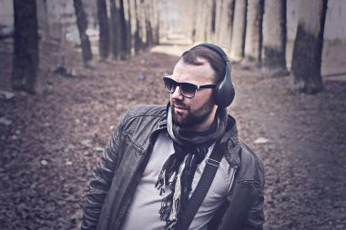 Sokaktaki yalnız adamın retro tonlu efektli fotoğrafı