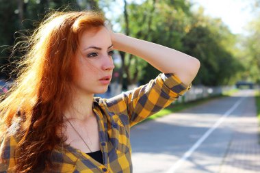 bir şapka hipster Kızıl saçlı kız