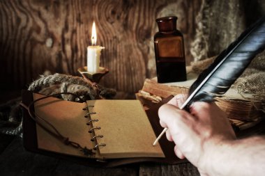 korsan nesne üzerinde ahşap masa