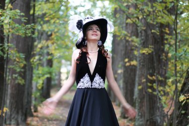 ağaçlar sokakta yürürken retro elbiseli Bayan