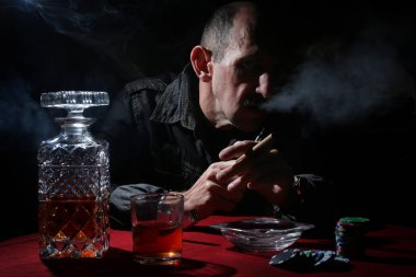 Duman borusu dostum ve poker oynayın