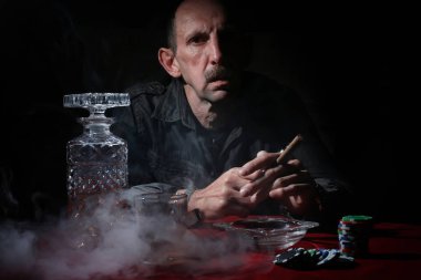 Duman borusu dostum ve poker oynayın