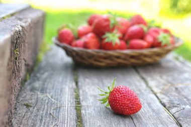 Rustik ahşap zemin üzerine çilek