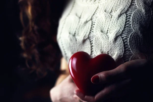 Kvinnliga händer hjärtat bröst kärlek — Stockfoto